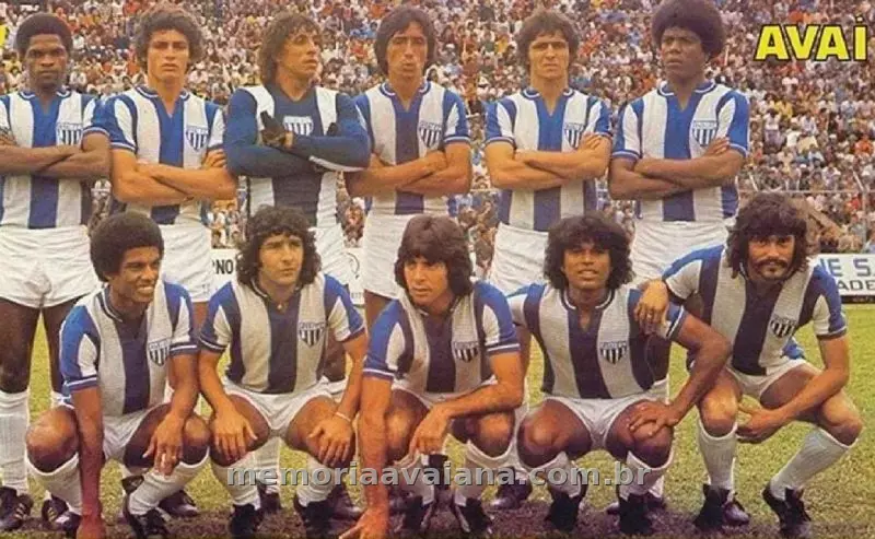 Equipe perfilada antes de jogo em Joinville. Em pé: Toninho, Marcos, Zé Carlos, Almir Gil, Orivaldo e Veneza (em memória). Agachados: Ademir, Balduíno, Renato Sá, Paranhos e Lico. · 1977
