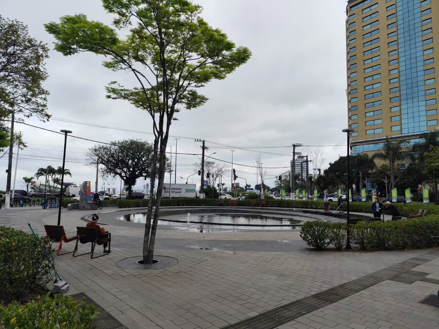A Praça do Forte São Luís está localizado na esquina da Avenida Beira-Mar Norte com a Avenida Mauro Ramos, em frente ao Beiramar Shopping, tendo sido inaugurada em 23 de março de 2023.

A praça tem esse nome porque naquele espaço havia o Forte São Luís da Praia de Fora, construído em 1771, com o objetivo de reforçar a segurança da então Vila de Nossa Senhora do Desterro. Em 1839, a fortaleza foi a leilão e o seu comprador demoliu a edificação, restando um terreno baldio.

A área ficou abandonada e, no início do século XIX, adaptou-se ali uma fonte pública, transformando o local em um largo, com área livre para montagens de feiras. O terreno acabou nas mãos do Exército que, em 2018, o cedeu para a Prefeitura da Capital, que construiu a atual Praça.

Mas, onde entra o Avaí nesta história?

Nos anos 70, o terreno de terra batida chegou a ser utilizado esporadicamente pelo Leão da ilha como espaço para treinos físicos e rachão com bola, como demonstra a imagem do acervo do torcedor Rafael Bustamante.

Na imagem, de 1972, aparecem, da esquerda para a direita: Deodato, Moacir, Bita, Castor, Batista e Ari Prudente.

Um pequeno lembrete do passado de um espaço sobreescrito por diversas camadas de tempo e memória.

📸 Acervo Rafael Bustamante.

#avai #florianopolis