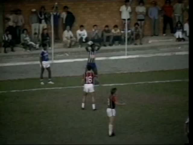 Essa é uma página sobre memória e não há memória sem esquecimento. Lembrar é selecionar o que fica. Simplesmente não podemos lembrar de tudo, não há memória absolutamente perfeita de cada detalhe de tudo o que se viu, ouviu ou experimentou na vida.

Pensar é, em alguma medida, esquecer, selecionar, organizar, estabelecer relações. Memória e esquecimento são processos complementares e ambos são necessários à existência humana.

Às vezes, esquecer não é sequer uma opção, mas um processo gradativo e inevitável. O envelhecimento, a deterioração progressiva das funções cognitivas pode modificar profundamente as relações da pessoa consigo mesma e com os outros.

Quando isso acontece, nos questionamos: se parte daquilo que chamamos de “eu” é construída pela memória, quem nos tornamos quando nossa memória começa a desaparecer?

Num dia se esquece um nome, se perde uma chave, não se paga uma conta, não se reconhece um lugar, faz-se uma pergunta que se repete várias vezes. Depois, o esquecimento de como andar, se vestir, comer, falar. 

Há quem pense que a perda da memória seja um lento desaparecimento da pessoa em vida. Mas, nenhuma doença deveria definir uma pessoa. A identidade de todos também é construída e sustentada pelas relações sociais e pelo reconhecimento dos outros.

Mesmo quando a pessoa é incapaz de falar por si, ela continua existindo naquilo que permanece, nas relações, nos afetos, nos gestos, nos hábitos e nas formas de reconhecimento social. 

É verdade, não podemos lembrar de tudo. Mas, há pessoas que permanecem. Vencem o esquecimento. E, nunca desaparecerão da memória avaiana.

No vídeo, Flávio Roberto, Medalha Saul Oliveira 2026.