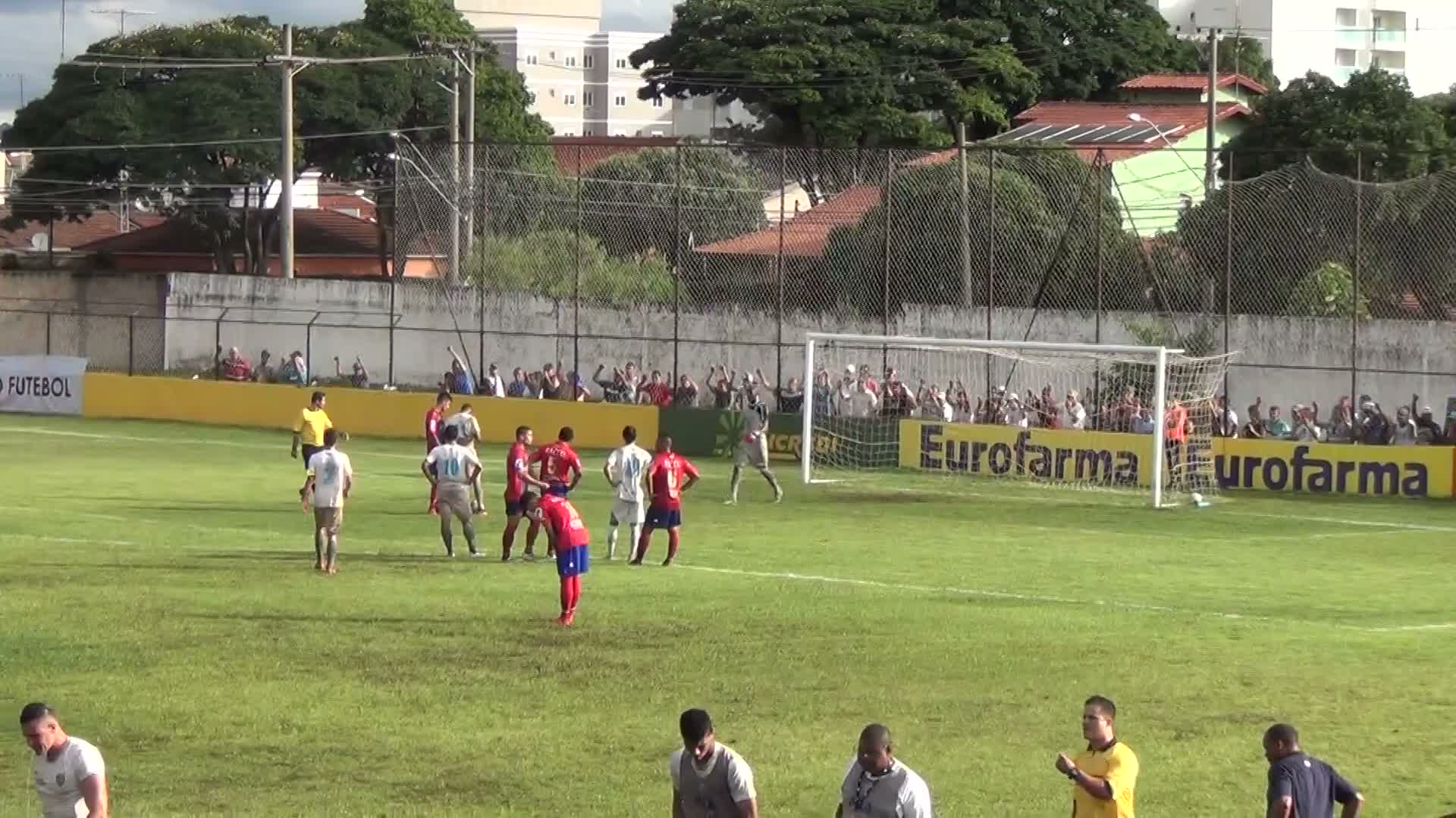 RAPHINHA, DE PÊNALTI

O atacante Raphinha marcou de pênalti um dos gols da vitória do Brasil por 4 a 2 contra a Austrália em amistoso nesta terça, 29 de setembro. O cria da base avaiana é um dos melhores cobradores do mundo: em toda a carreira profissional, converteu 24 de 25 cobranças de pênalti. A única que desperdiçou já faz quase nove anos. Foi em 23 de dezembro de 2017, num jogo do seu time na época, o Vitória de Guimarães, contra o Tondela, pelo Campeonato Português.

Em sua última competição pelo time sub-20 do Avaí, a Copa São Paulo de 2016, Raphinha converteu um pênalti importante na estreia do Leão na competição. O time avaiano perdia para o Paraná por a 1 a 0 em Indaiatuba (SP) quando ele converteu a cobrança que está no vídeo do post, aos 38 minutos do segundo tempo. 

O Avaí conseguiu a virada aos 48 minutos, com gol de Juninho. Àquela altura, o Leão tinha 10 jogadores em campo, já que o zagueiro Gabriel (outro atleta de Seleção Brasileira atualmente) fora expulso minutos antes.

FICHA PARCIAL DO JOGO

AVAÍ 2x1 PARANÁ
Copa São Paulo de 2016 - 1ª fase - 1ª raodada
Data: 2 de janeiro de 2016 (sábado), às 16h
Local: Estádio Ítalo Mário Limongi, em Indaiatuba (SP)

Gols: Guga (P) aos 39min do 1º tempo; Raphinha (A) aos 38min e Juninho (A) aos 48min do 2º tempo
Cartão vermelho: Gabriel (A)

AVAÍ: Matheus; Foguinho (Leonardo), Henrique, Gabriel e Fabian; Casarotto, Vinícius Baiano, Wesley (Juninho) e Chapecó; Raphinha e Deivid (Thiago). Técnico: Fábio Cunha.

PARANÁ: Emanuel; Dias, Basso, João Victor e Elson; Jhony Douglas, Vítor Feijão (Bessa), Zé Victor e Matheus Ducatti; Tavinho (Claudevan) e Guga. Técnico: Luciano Simm.

🎥 canal "O Curioso do Futebol"

#avaí #avaífc #raphinha #copasãopaulo