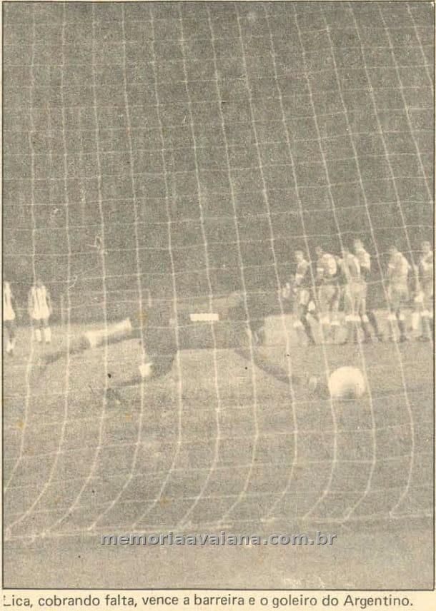 Lica marca o primeiro gol em cobrança de falta. Foto: Jornal O Estado, 24/01/1973