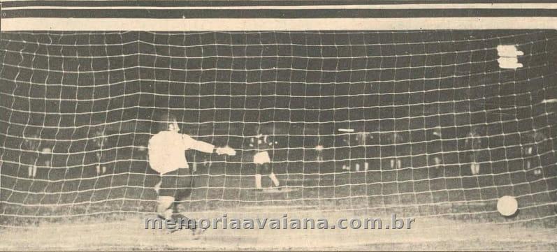 O gol de honra avaiano. Foto: Jornal O Estado, 09/02/1973