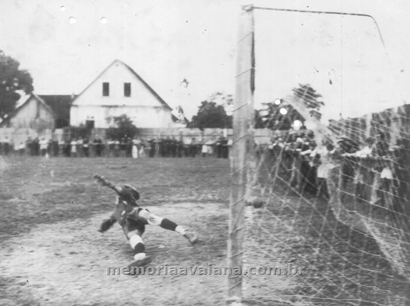 Gol do Avaí contra o Caxias FC no estádio Ernesto Schlemm Sobrinho, em Joinville, em 25 de maio de 1941. Reprodução Sport Ilustrado (RJ) 26-6-1941.