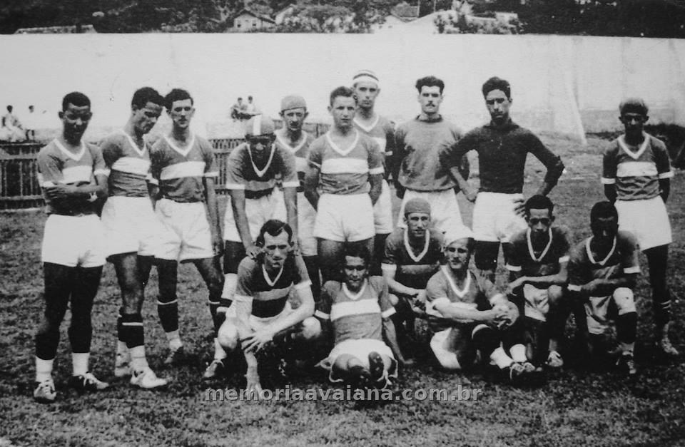 Jacinto, Verzola, Ari, Djalma Pinheiro, Nizeta, Saul Amorim, Procópio, Joel, Adolfo e André; (agachados) Beck, Saul Oliveira, Loló, Felipinho, Alfredo Pinheiro e Diamantino. Acervo Osny Meira/Adalberto Kluser