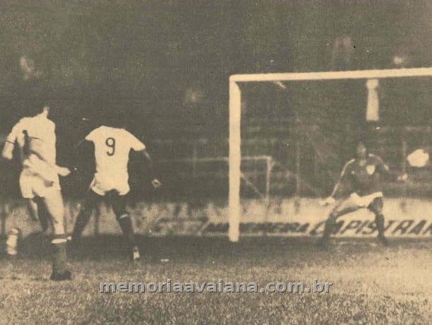 Avaí × Chapecoense · 25/04/1979 · Zé Carlos apenas olha a bola entrar no primeiro gol da Chapecoense. Foto: O Estado, 26/04/1979