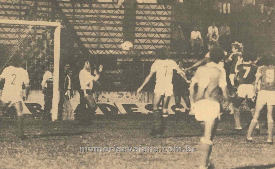Avaí × Chapecoense · 25/04/1979 · Zé Paulo sobe para marcar o gol avaiano. Foto: O Estado, 26/04/1979